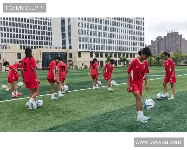 足球边姑娘的梦想与奋斗：在绿茵场上书写青春的华章